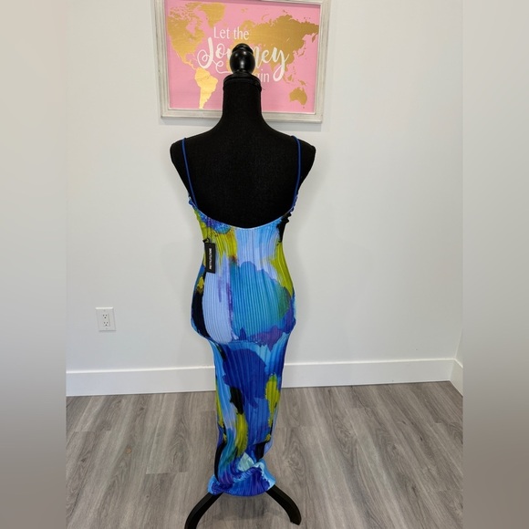 Prettylittle Thing Blue Abstract Print Plisse Low Back Strappy Maxi Dress SzUS10 - Picture 4 of 6